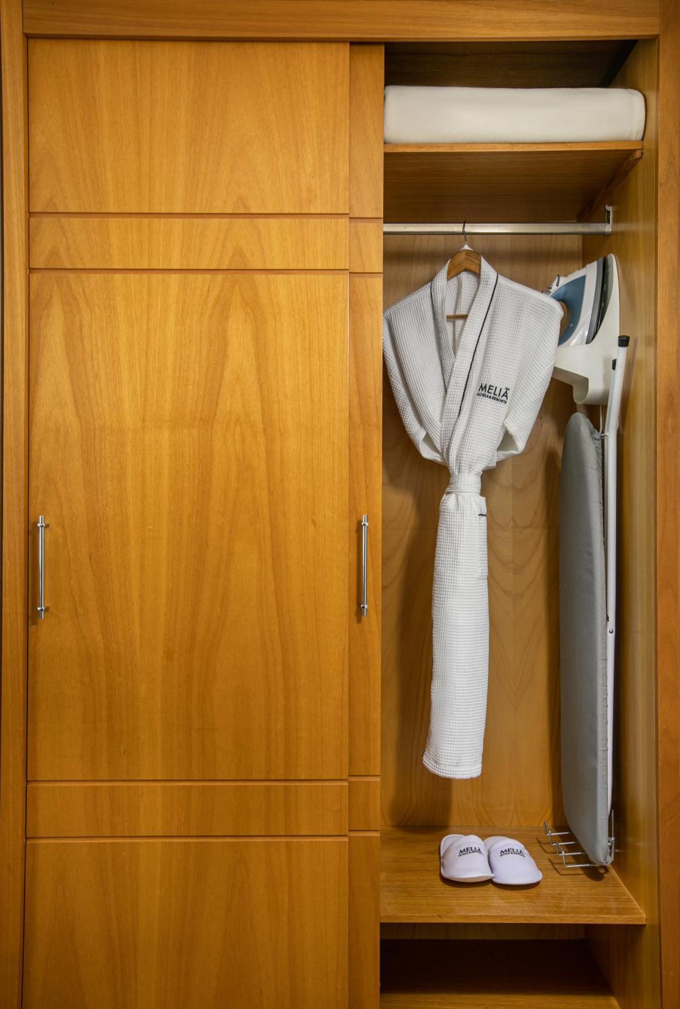 Melia Jardim Europa Hotel Sao Paulo Exterior foto A bathrobe hanging in a closet