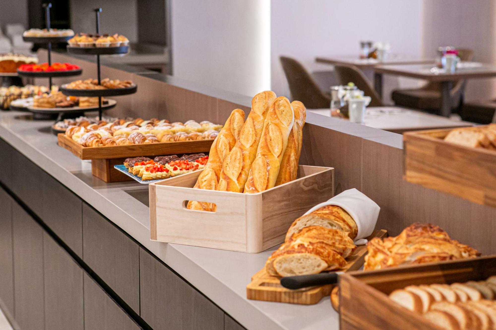 Melia Jardim Europa Hotel Sao Paulo Exterior foto Breads at a buffet